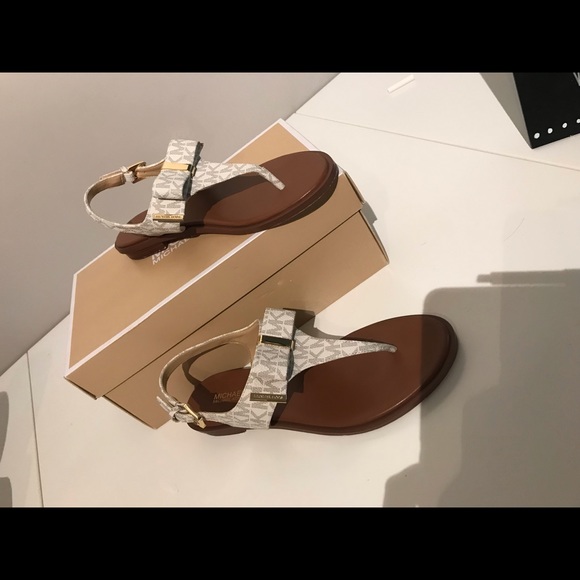 Michael Kors woman’s Bow Sandals - Picture 3 of 4